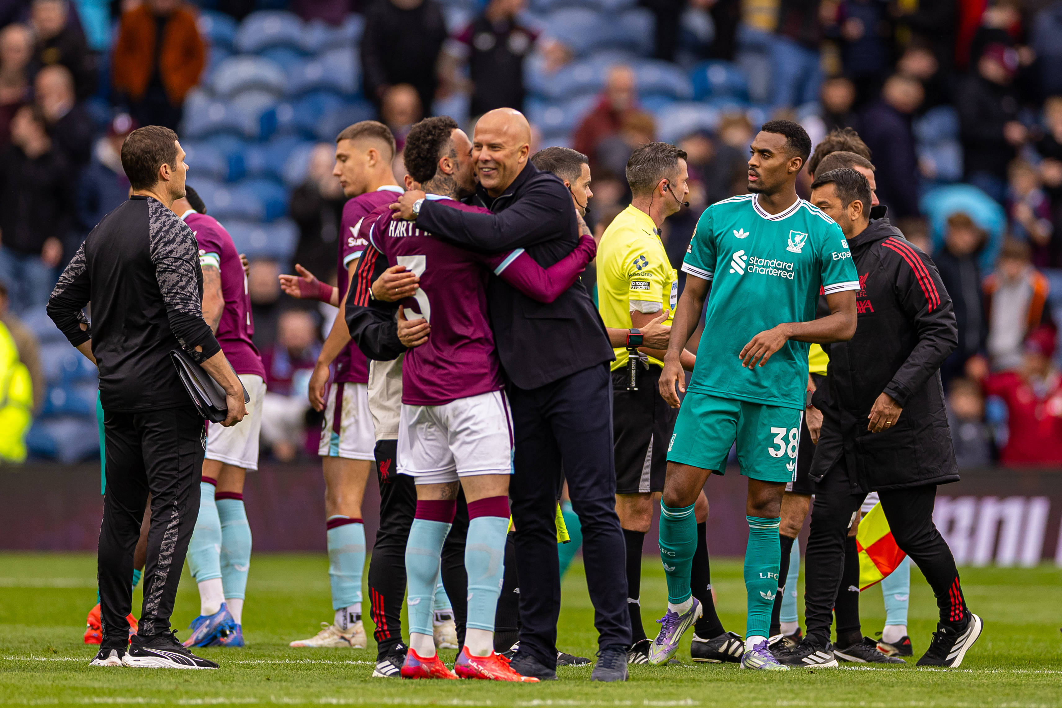 ayx-利物浦带队取胜！，巴特勒重要时刻比赛局势复杂上演精彩一战-ayx