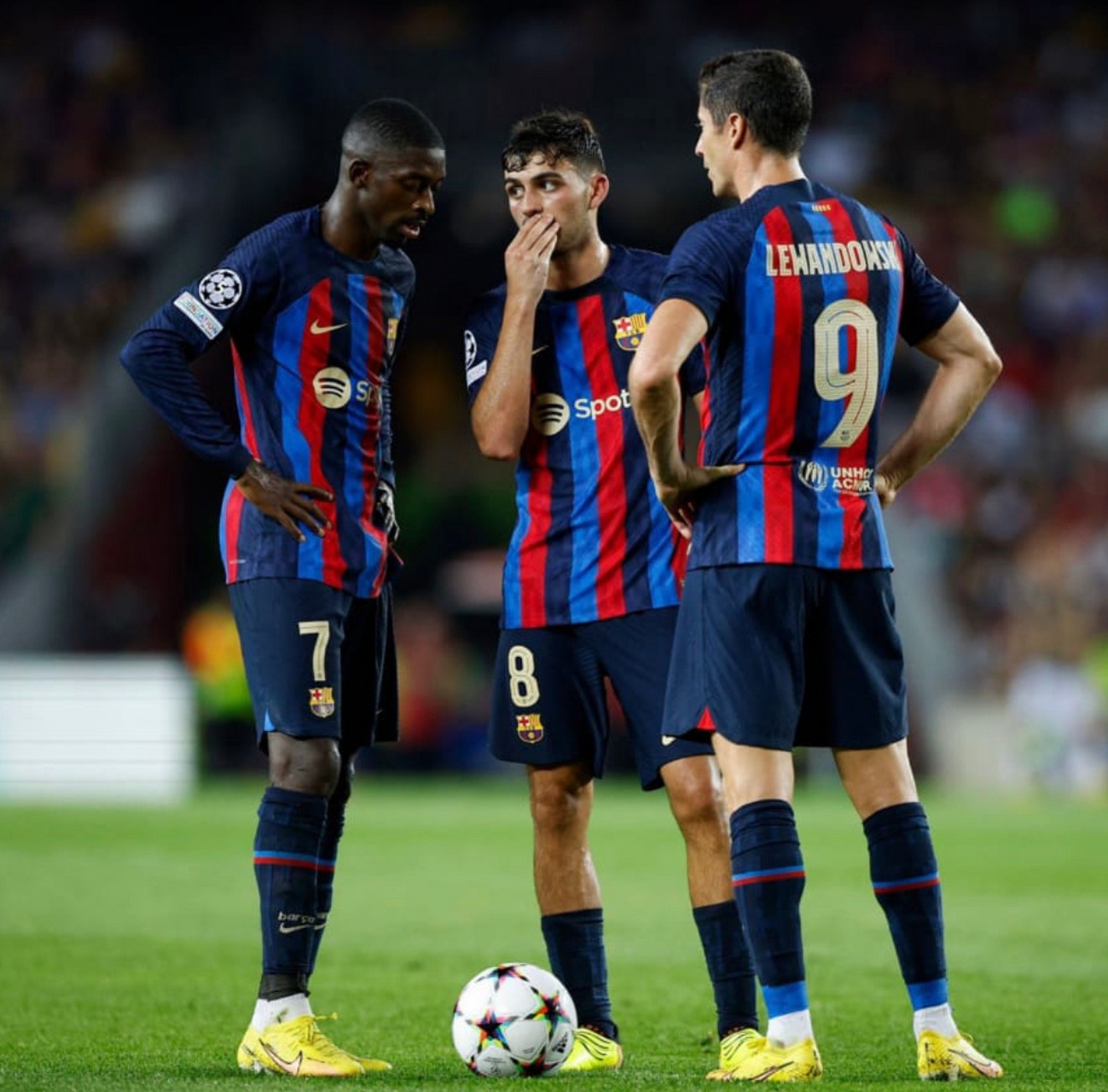 爱游戏体育app-夺冠引爆全场！，莱万多夫斯基意外战胜曼联赛场气氛高涨-爱游戏体育app